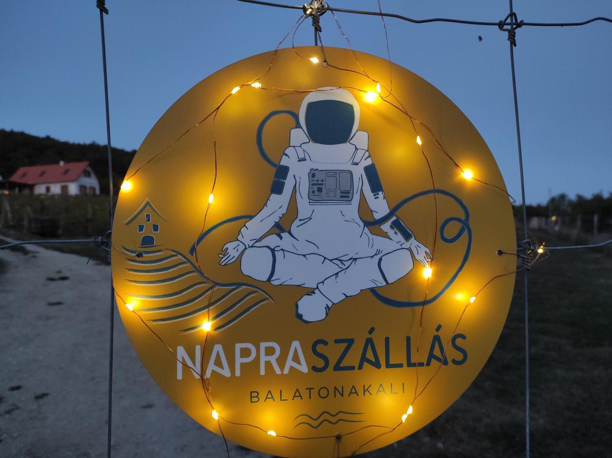 Napraszallas Vendeghaz Balatonakali Eksteriør bilde